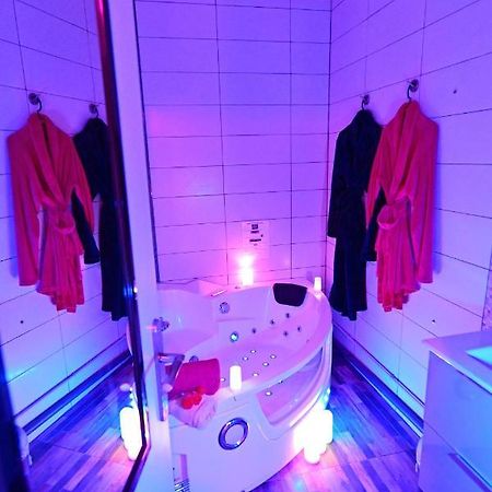 Luxe Sauna Privatif Et Grand Bain Jacuzzi A Deux A Biscarosse Plage Pour Nuit Romantique Avec Decoration Led Et Bougies ビスカロッス エクステリア 写真