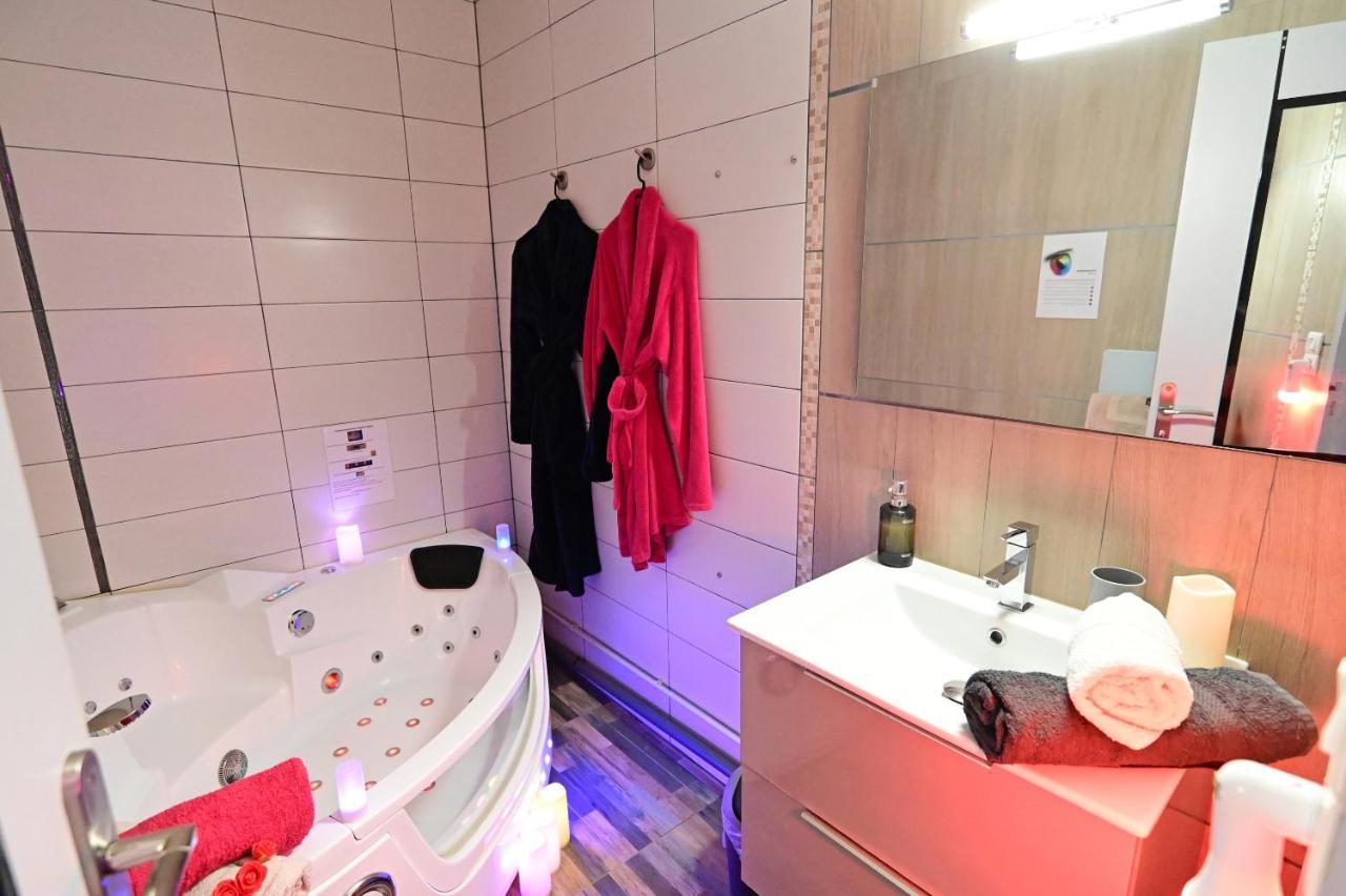 Luxe Sauna Privatif Et Grand Bain Jacuzzi A Deux A Biscarosse Plage Pour Nuit Romantique Avec Decoration Led Et Bougies ビスカロッス エクステリア 写真